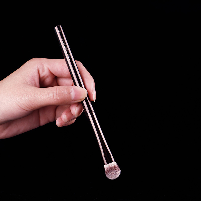 Cọ đánh mắt ALL OVER SHADOW BRUSH hourglass No 3